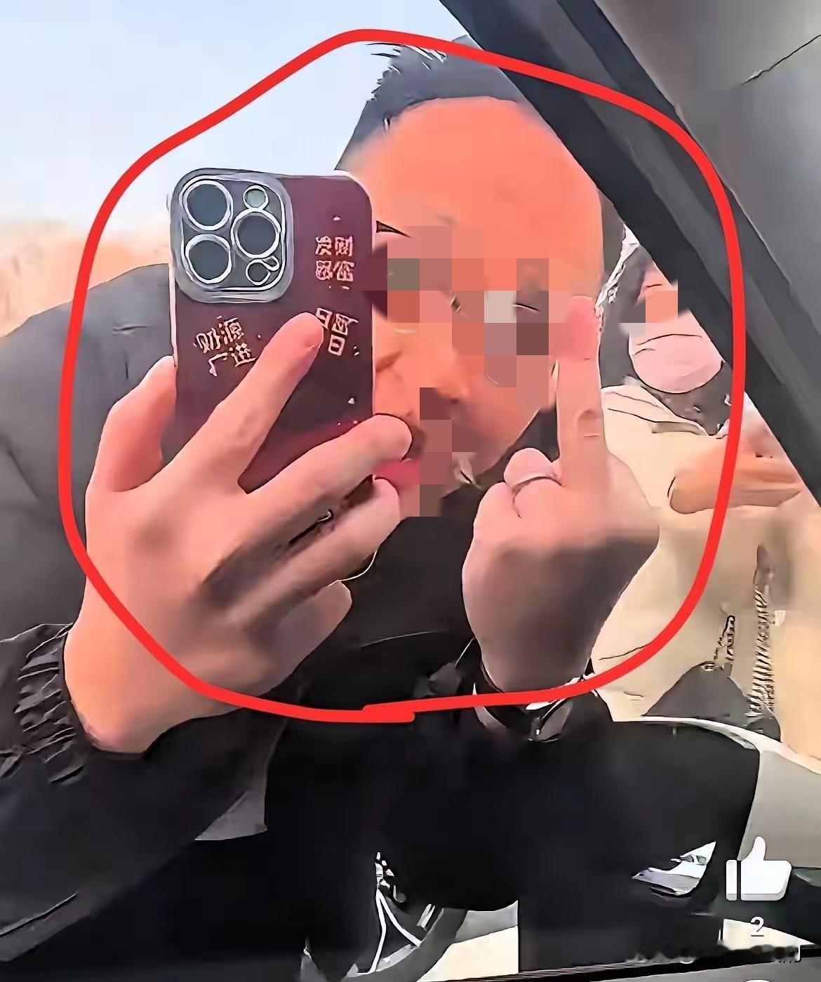 估计河北这一家三口肠子都悔青了！全网围观变社死，真是搬起石头砸了自己的脚！男