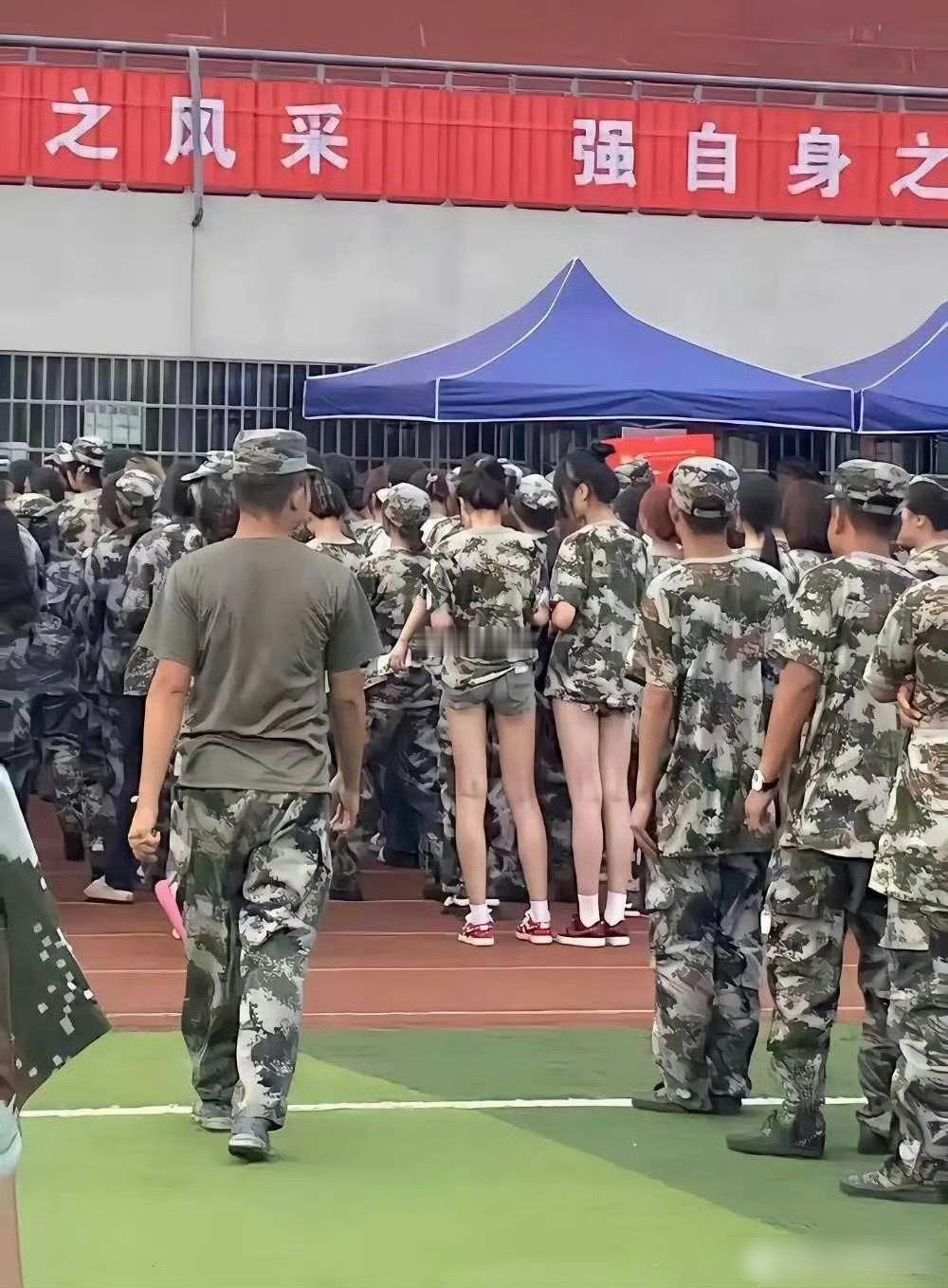 那些拒绝穿军训裤子的学生…