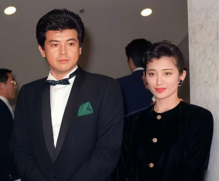 1980年，山口百惠在武道馆告别演唱会上放下话筒，转身嫁给三浦友和。从此，一代巨