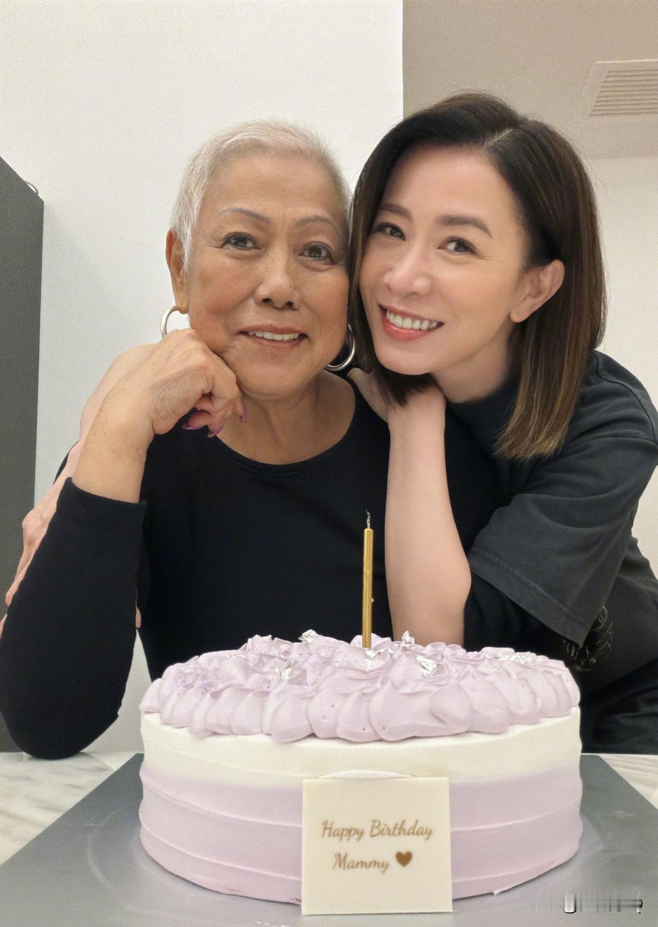 佘诗曼的妈妈可真年轻，一头白色短发显得利落有个性。佘妈妈很爱美，佩戴大耳环，画眼