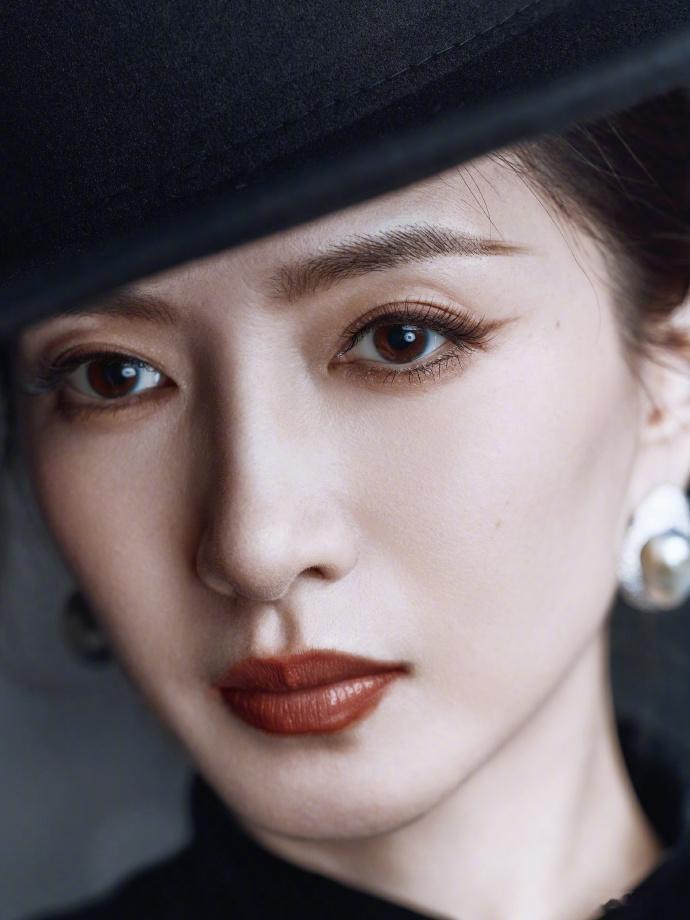 江疏影持枪神图江疏影让我脑补了一篇美女杀手文江疏影持枪神图直接炸场！画面氛围感