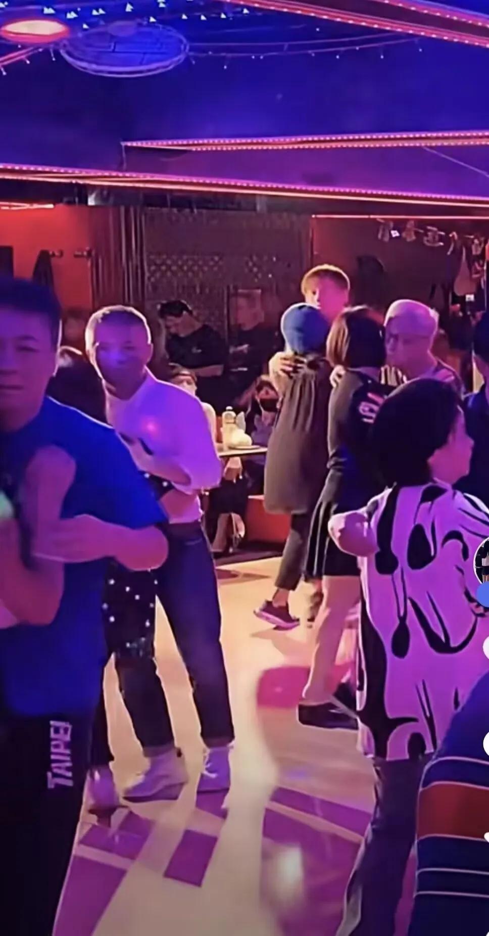 渝都区域舞厅新开业解释昨晚应舞友之约来到渝都区域一家新开业舞厅。这家舞厅离主城