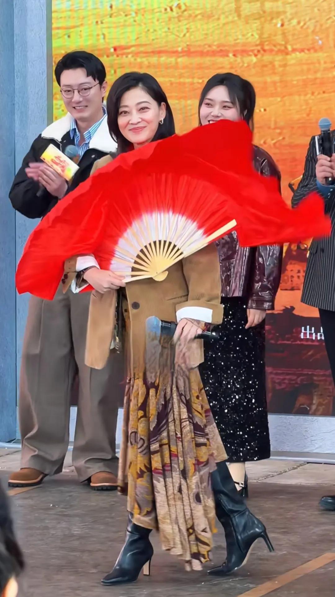 岁月从不败美人，只赠风骨与温柔❤️被梅婷的扇子🪭舞惊到了[赞]