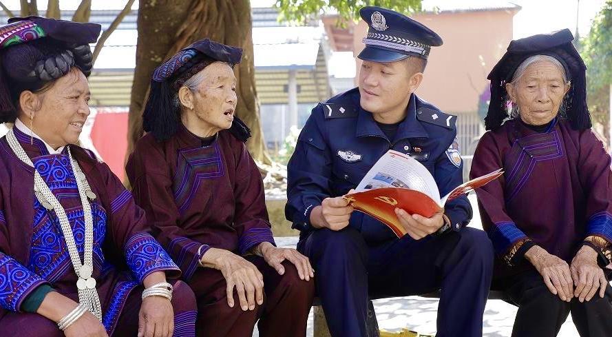 前两天，老家一位县人大代表和我聊天，谈到“一村一辅警”问题，我一方面为村村设辅警