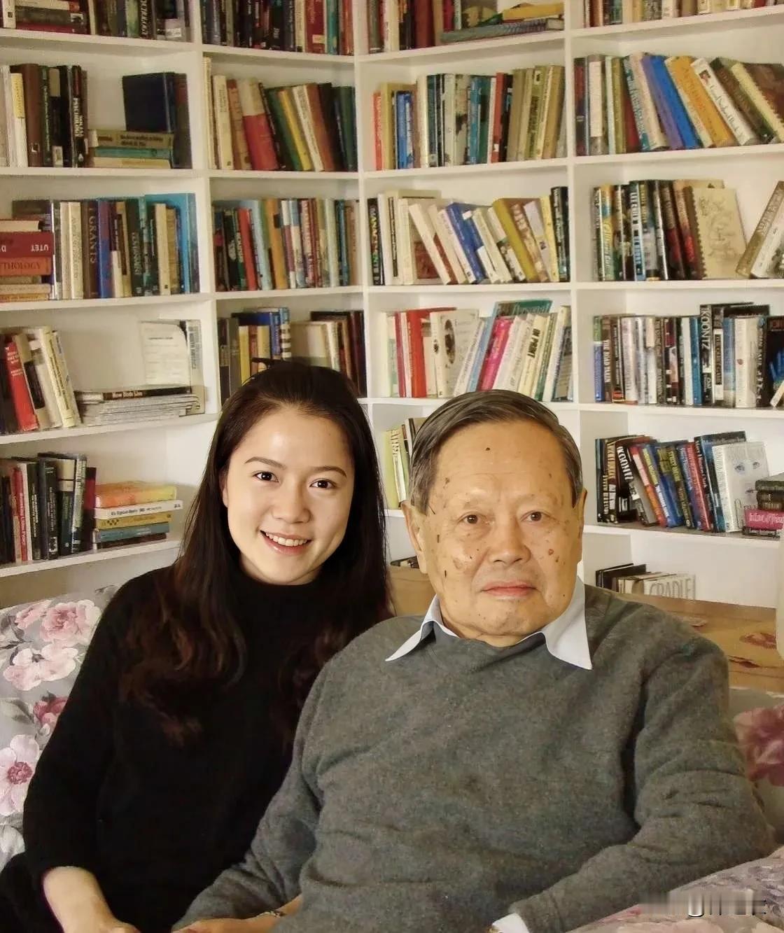 说实话，我看过杨振宁80多岁时候的演讲，我觉得他很有魅力，为人很聪明。因为他