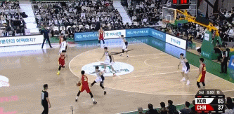 看看我们的国手怎么打球的，胡明轩贵为联赛MVP，现在只会带球瞎突，运来运去后直接