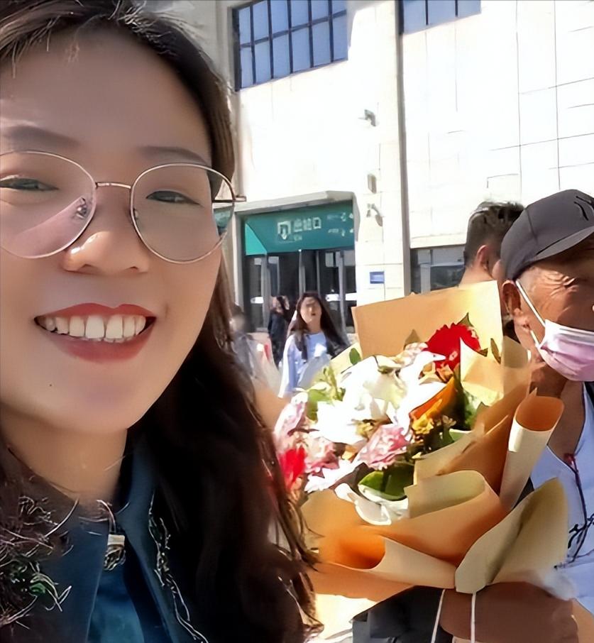 2018年，一山西女孩，在北京地铁站为一陌生老人指路，并给了老人100多元现金，