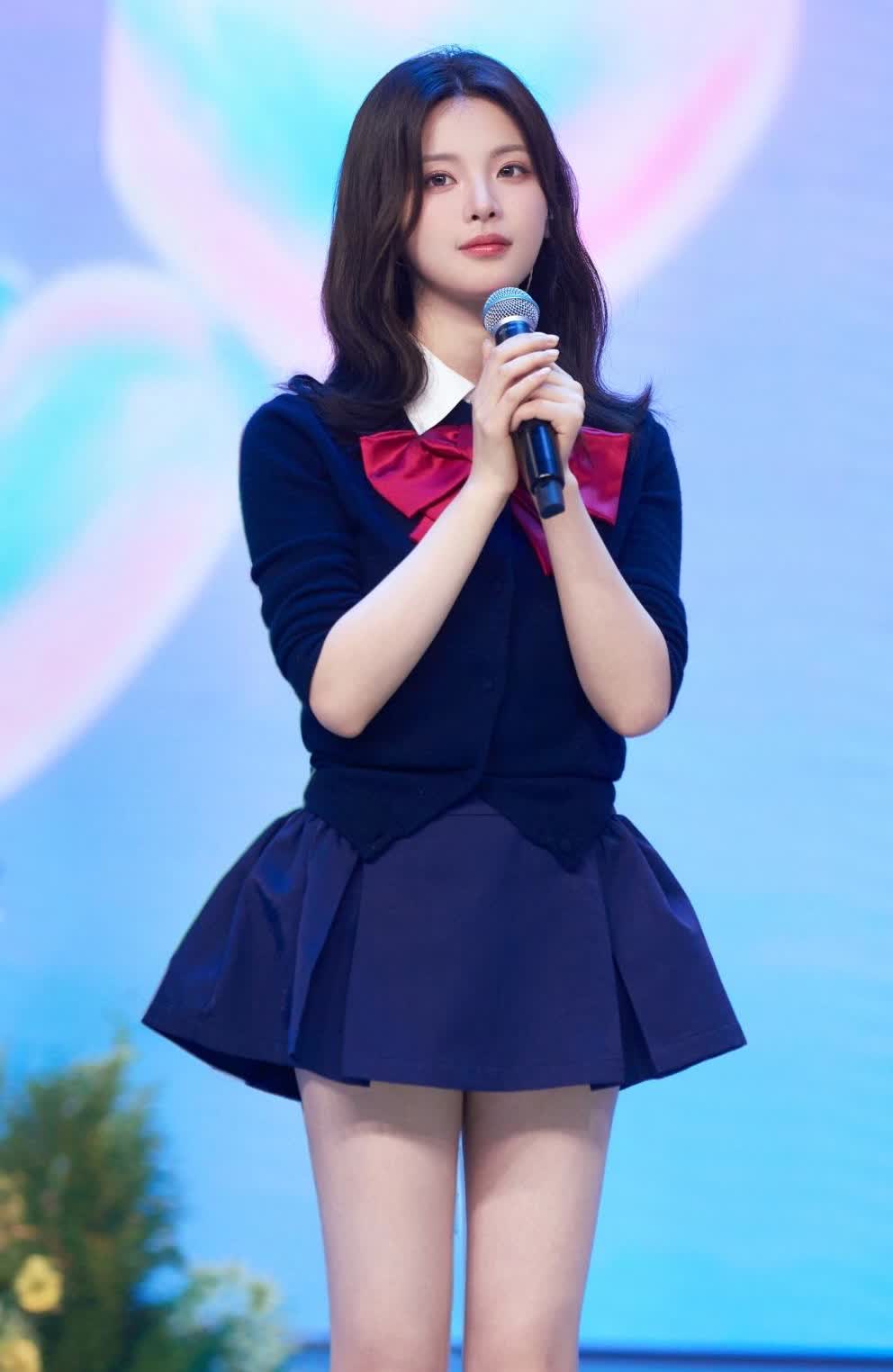 杨超越学院风套装裙甜美好似美少女