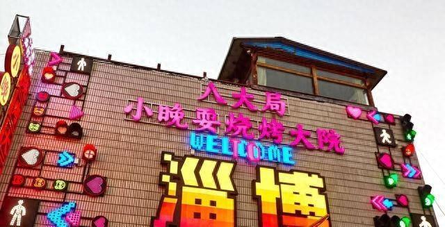 清明假期第一天，淄博八大局市场涌进10万人。三年前在这儿排队买炒锅饼的大学生