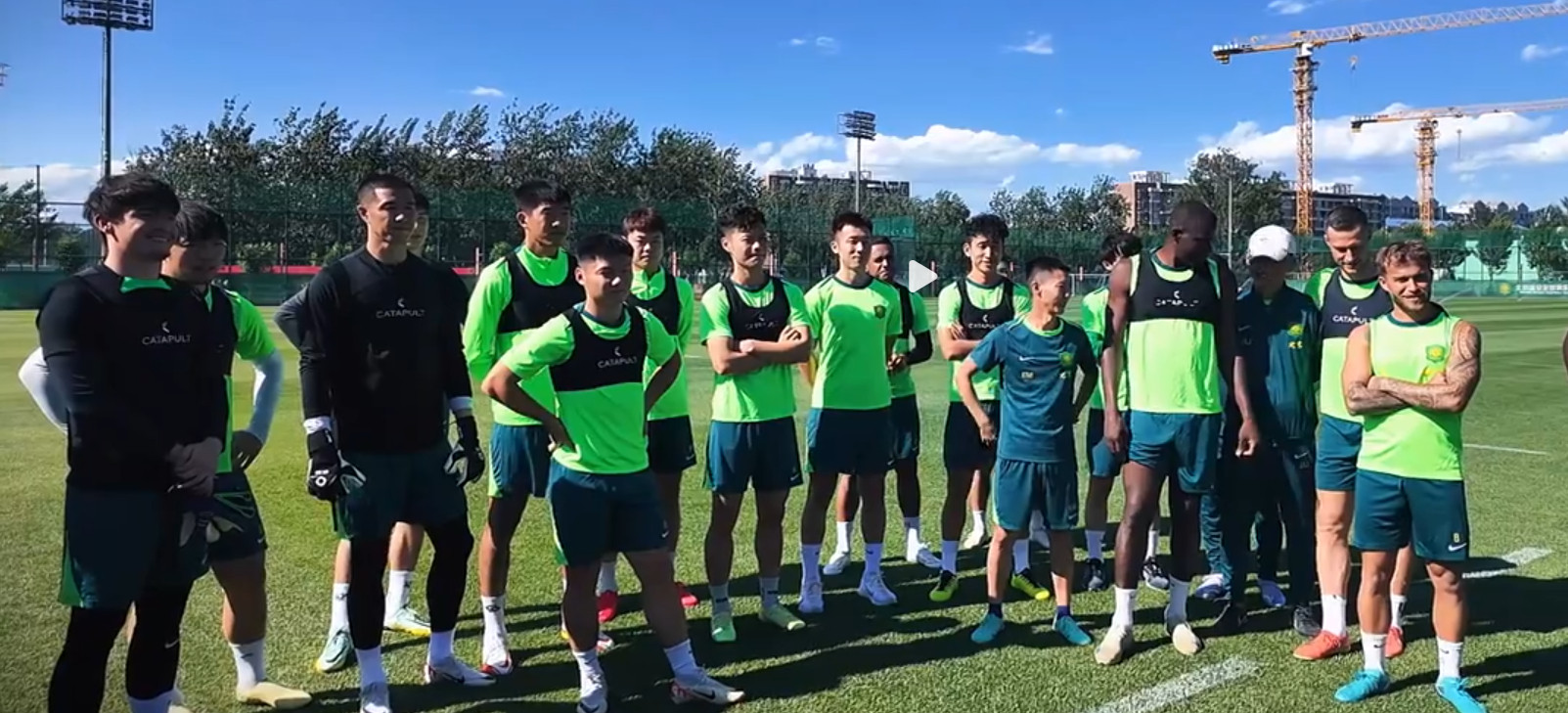 俱乐部官方视频显示，此前受伤的何宇鹏已归队。北京国安中超联赛​​​