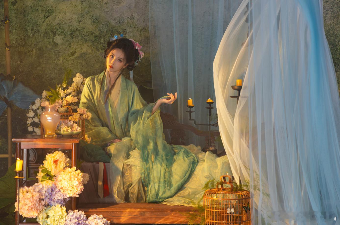 陈小纭身上的诡魅感这组古风拍摄中，陈小纭的红衣男装飒爽利落，青绿纱裙女装带着几分