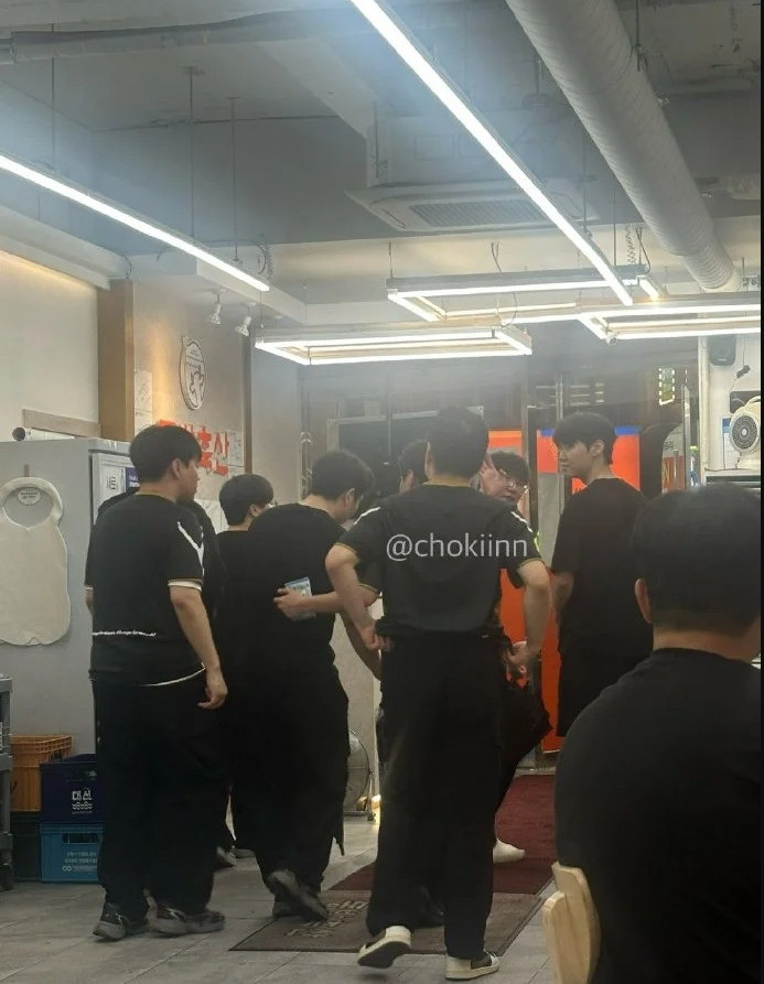 尺帝的格局! 昨日让二追三赛后, Ruler认出粉丝并帮其结账+鞠躬