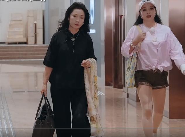 怪不得有不少人吐槽刘晓庆不说实话，她说话有时候的确是前后不一，互相矛盾。这次面对