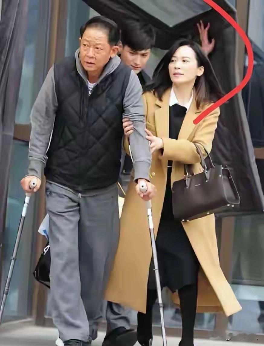 王志文这是咋了？手持双棍表情严肃，旁边的女人是谁？白到发光太美了先上图。