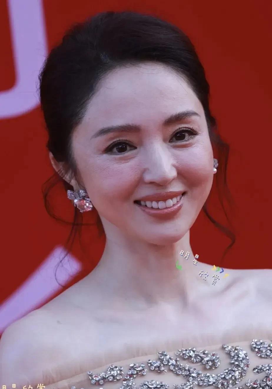 董璇的生图，其实真的很一般！毕竟她已经是45岁了，不管怎么保养，还是会皮肤松弛