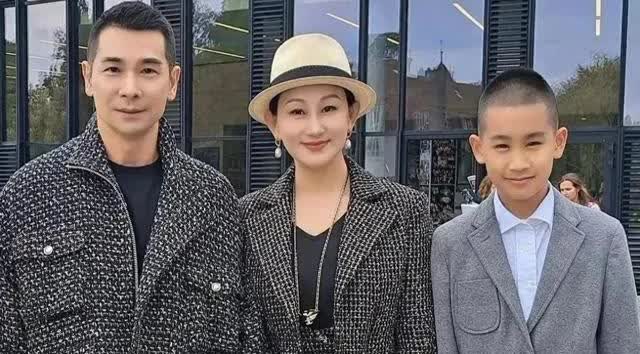 赵文卓夫妇送13岁儿子去瑞士读书，网友：与父亲长的太像了！