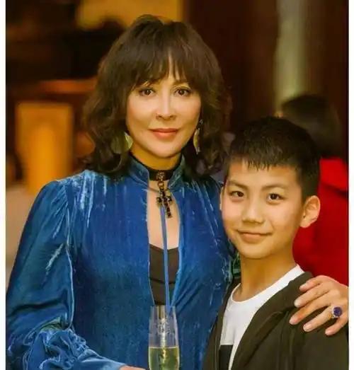 身家10亿的刘嘉玲，把一套香港清水湾200平的豪宅直接过户给了干儿子康康，结果，
