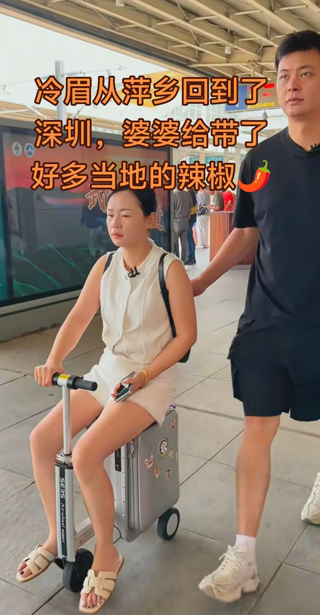 婆婆一句“多吃点鸡蛋”，没成想火了热搜，小香风套装也跟着爆了。白的，不显胖，腿