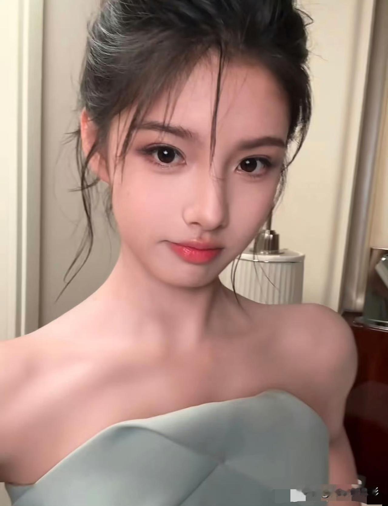 同场考生吐槽艾米咖位平平架子却不小，深究缘由仅是考场索要签名合照，被艾米礼貌回绝