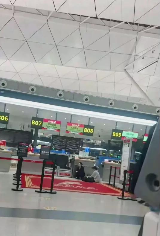 沈阳母子误机大闹，咋想的？5月17日沈阳，网友发视频，一女子陪儿子去千里外考公