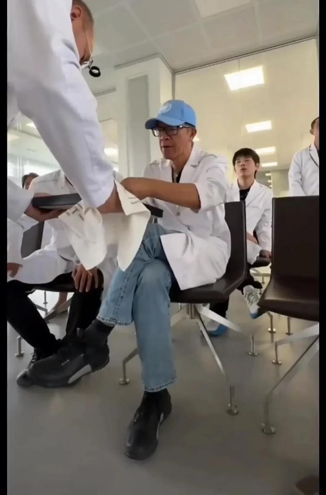 俞你同行瑞士行到积家工厂参访，积家的工作人员端上一块价值1200万的机械手表给俞
