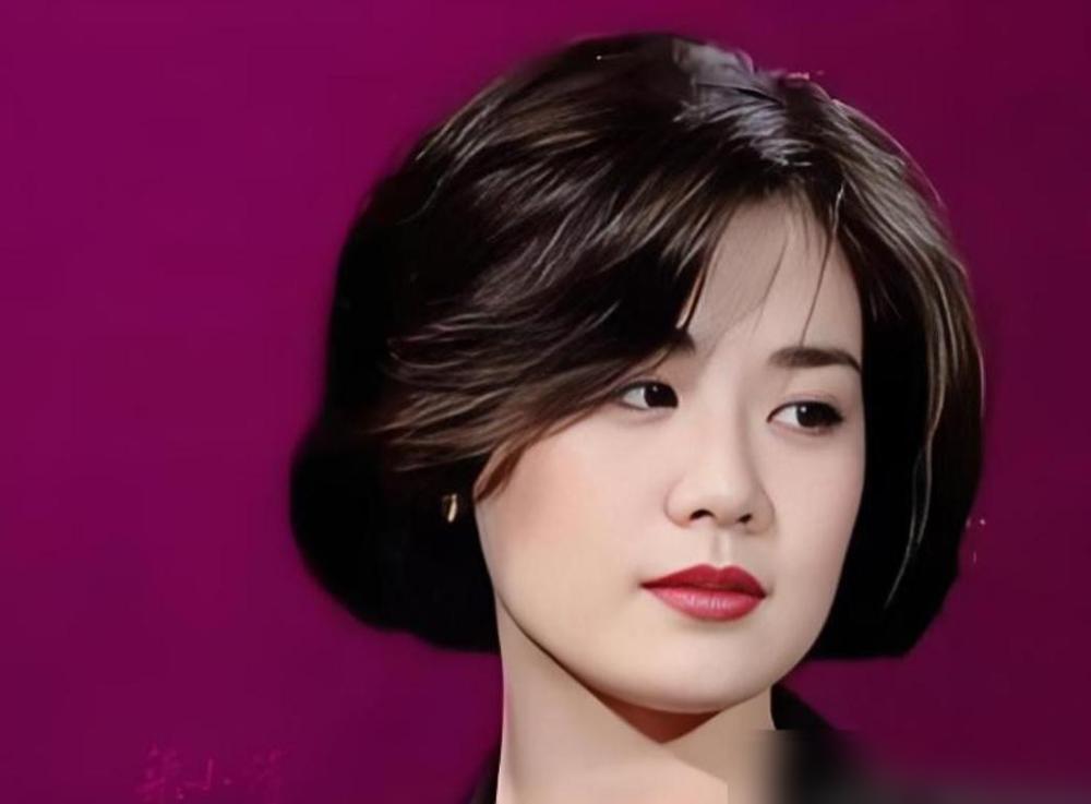 丛珊在法国躲了38年。2025年，62岁的她满头白发，每两个月飞一次巴黎。这