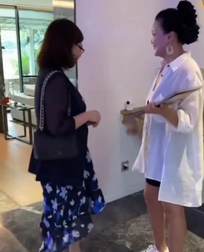 兰姐给粉丝们分享了自己的毕业照，她说这张相片是自己在上海交大DBN毕业照。在上海