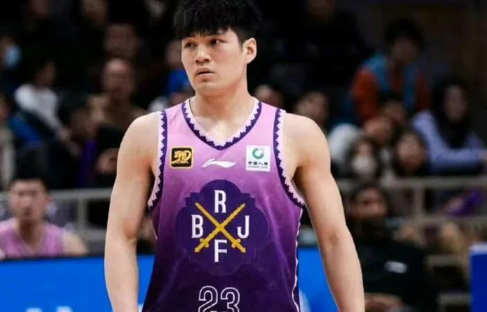 陈国豪与崔永熙转会谈判有望顺利达成，据悉北京北控与广州男篮经过多轮协商，双方已点