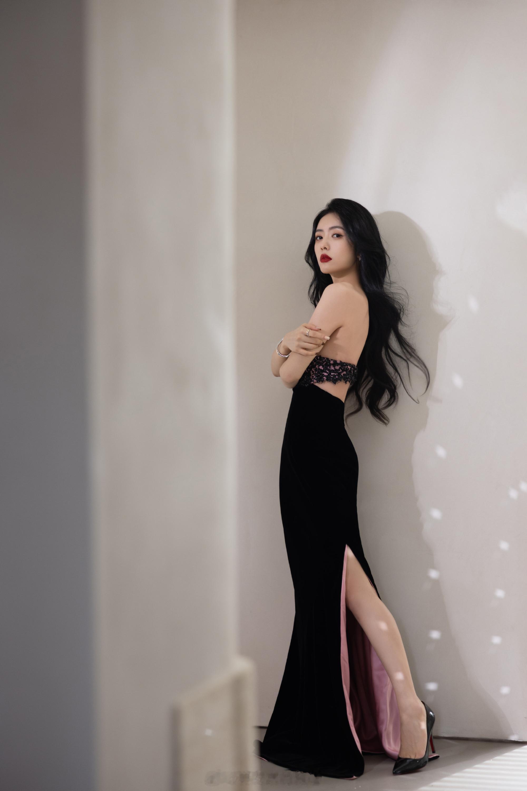 蔡文静高开衩深礼服黑色魅力十足