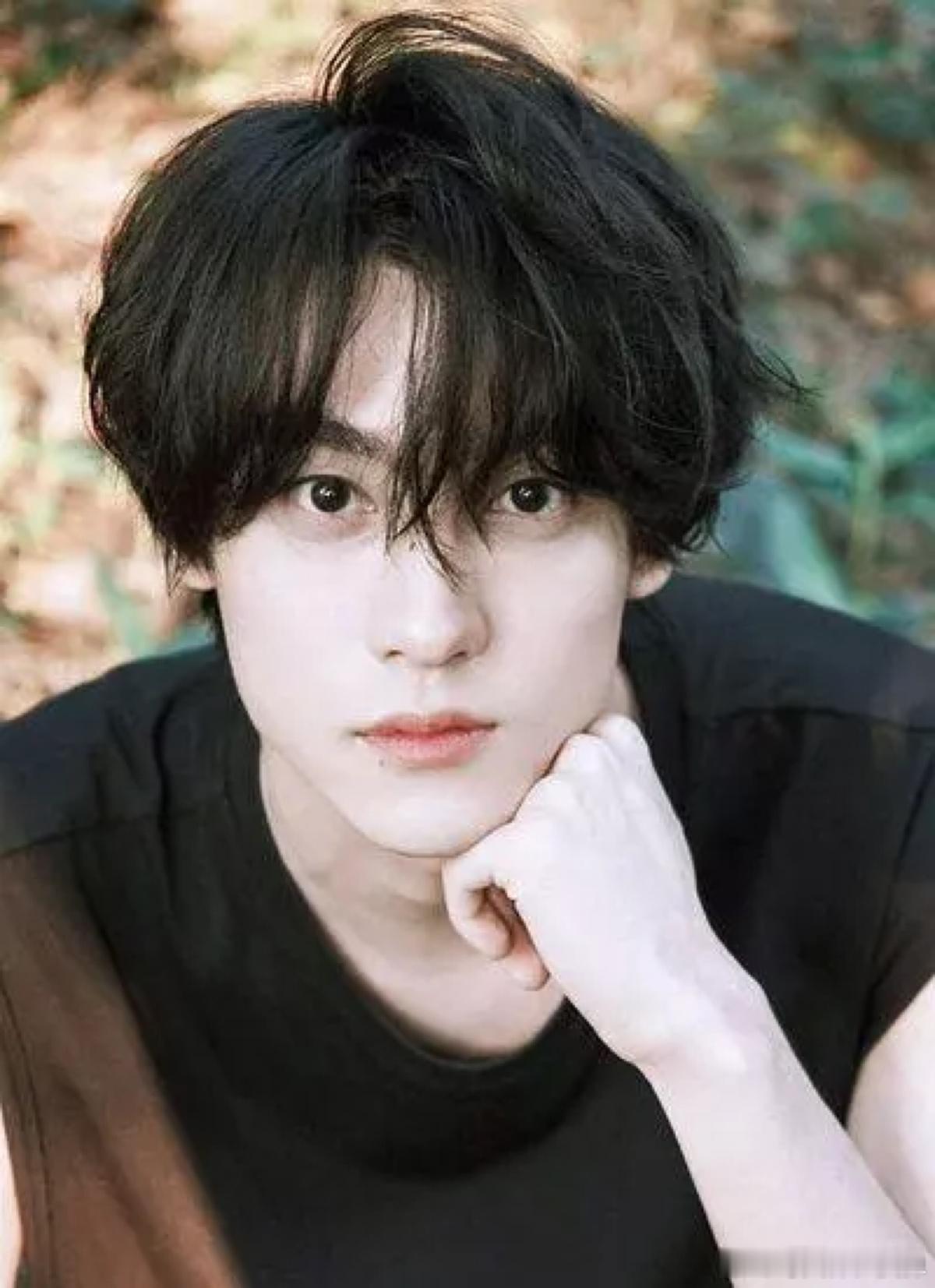 田栩宁爆火后只说过5句话演技烂对演员来说是最大的黑料。田栩宁这烂人还能混下去纯纯