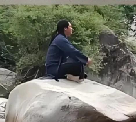 上海的谢某因工作压力大辞职，和妻子离婚时把225万房子和50万现金都留给女儿当抚