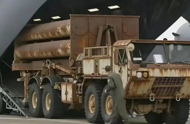 美军紧急抽调韩国的萨德系统到中东地区，然而韩国萨德系统的八联装发射车装机空运时，