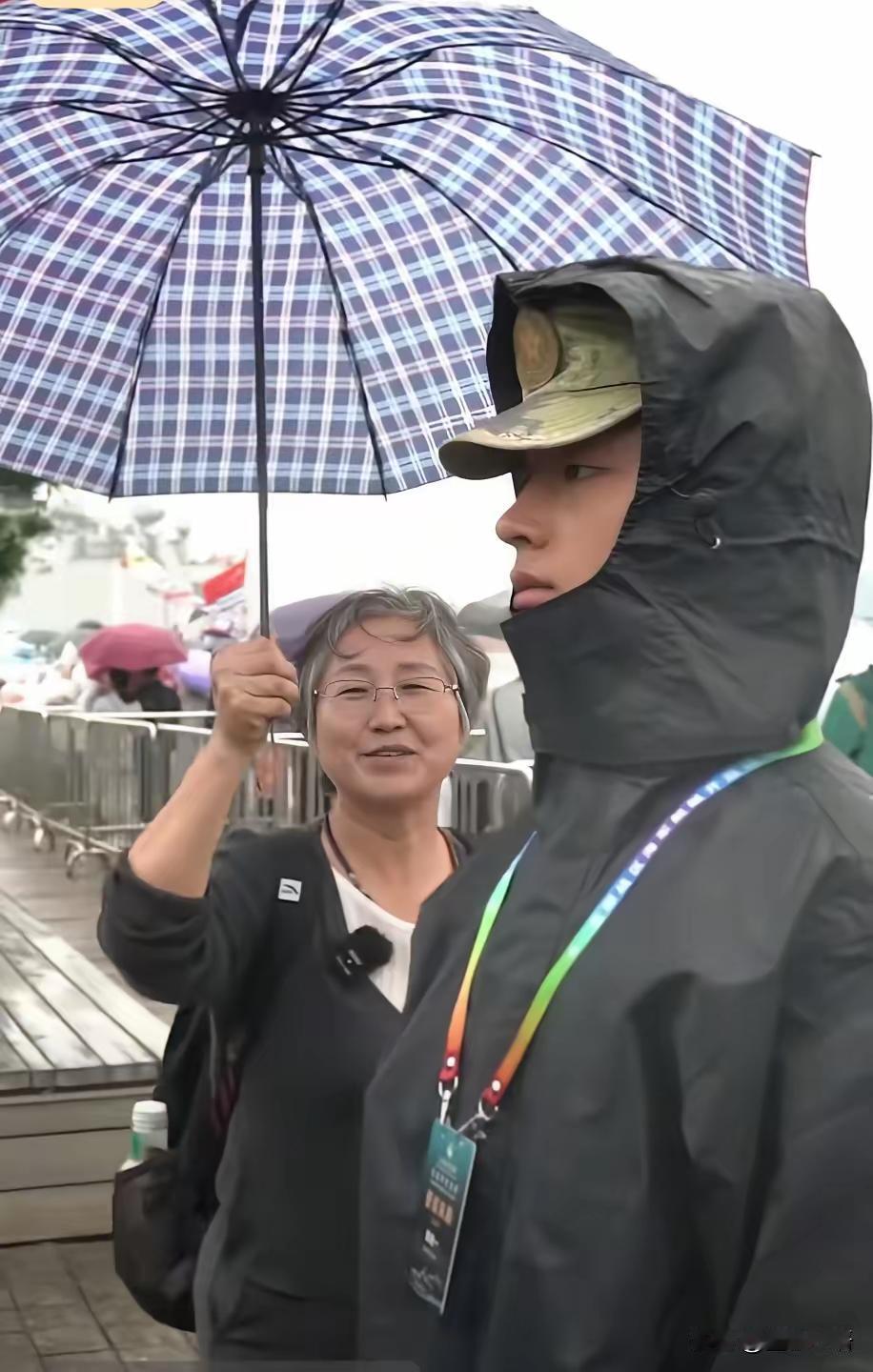 上人民日报了！河南，一位妈妈坐了整整10小时绿皮火车，一路颠簸到青岛去看儿子。谁