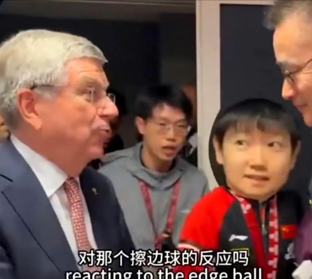 莎莎的这两个小眼神太可爱了，一看就是800个心眼子！两位领导站在他面前聊天，她