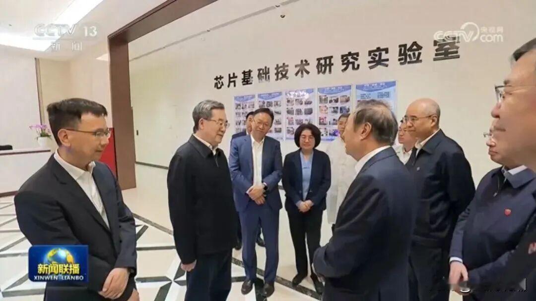 大白话讲透：华为的“韬”定律与西方的“摩尔”定律的差异一、摩尔定律（西方，
