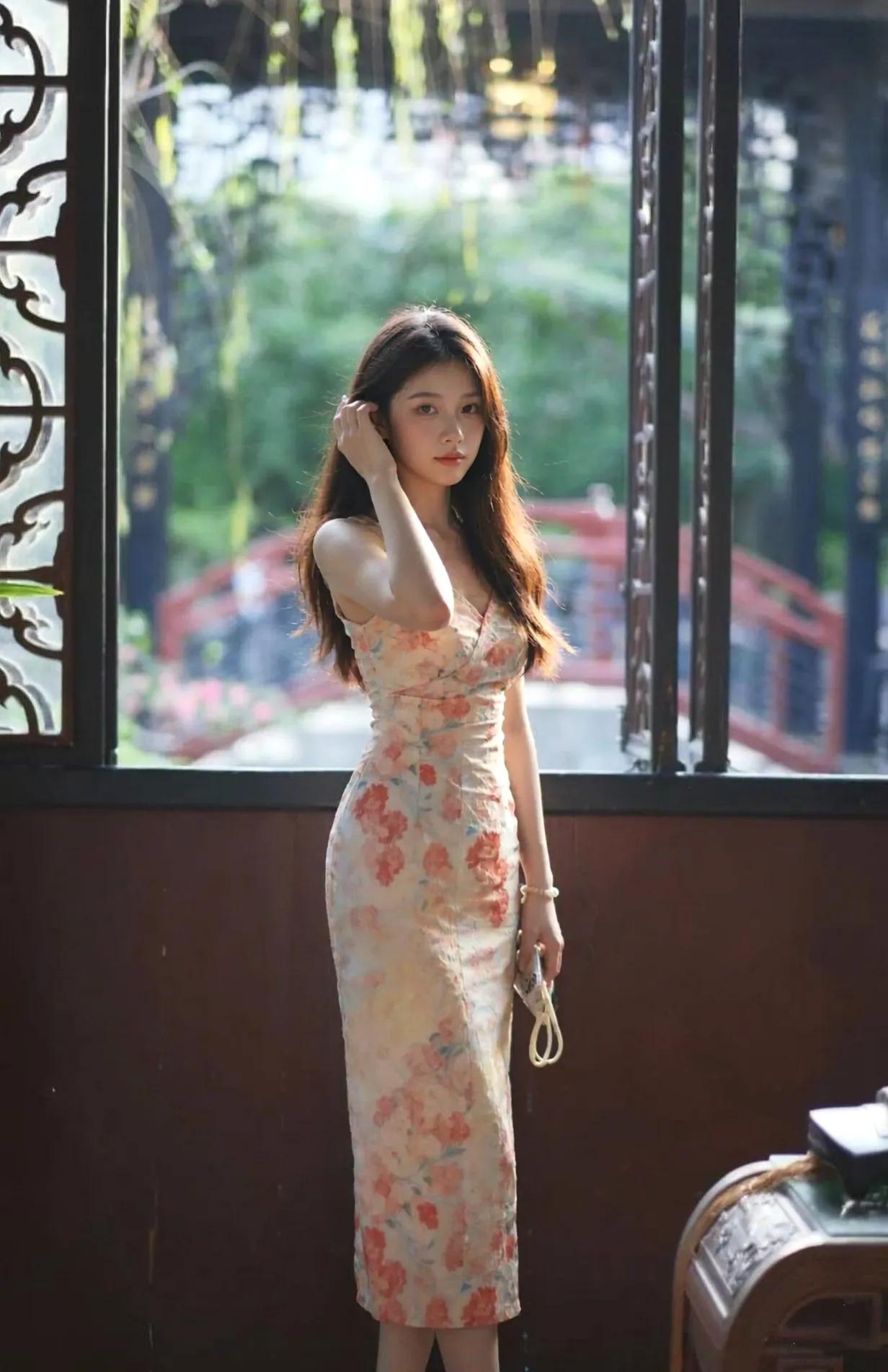 风穿过雕花窗棂，碎花裙揉进江南的温柔暮色💃晒图笔记大赛