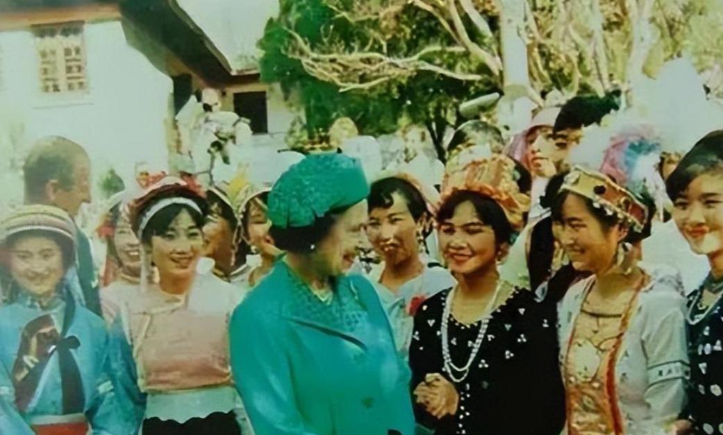 英国女王伊丽莎白与丈夫菲利普亲王生前访华，受到隆重欢迎！1986年，伊丽莎白女王