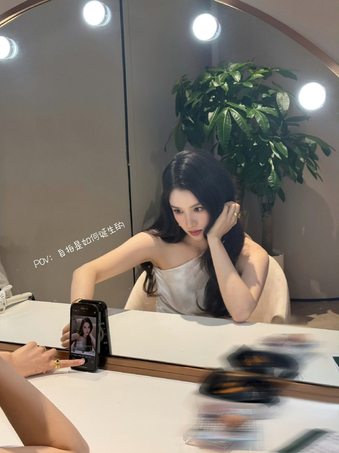 张婧仪洗漱完毕后的浴袍照张婧仪自拍是如何诞生的张婧仪浴袍抓拍自带故事感，眉眼温