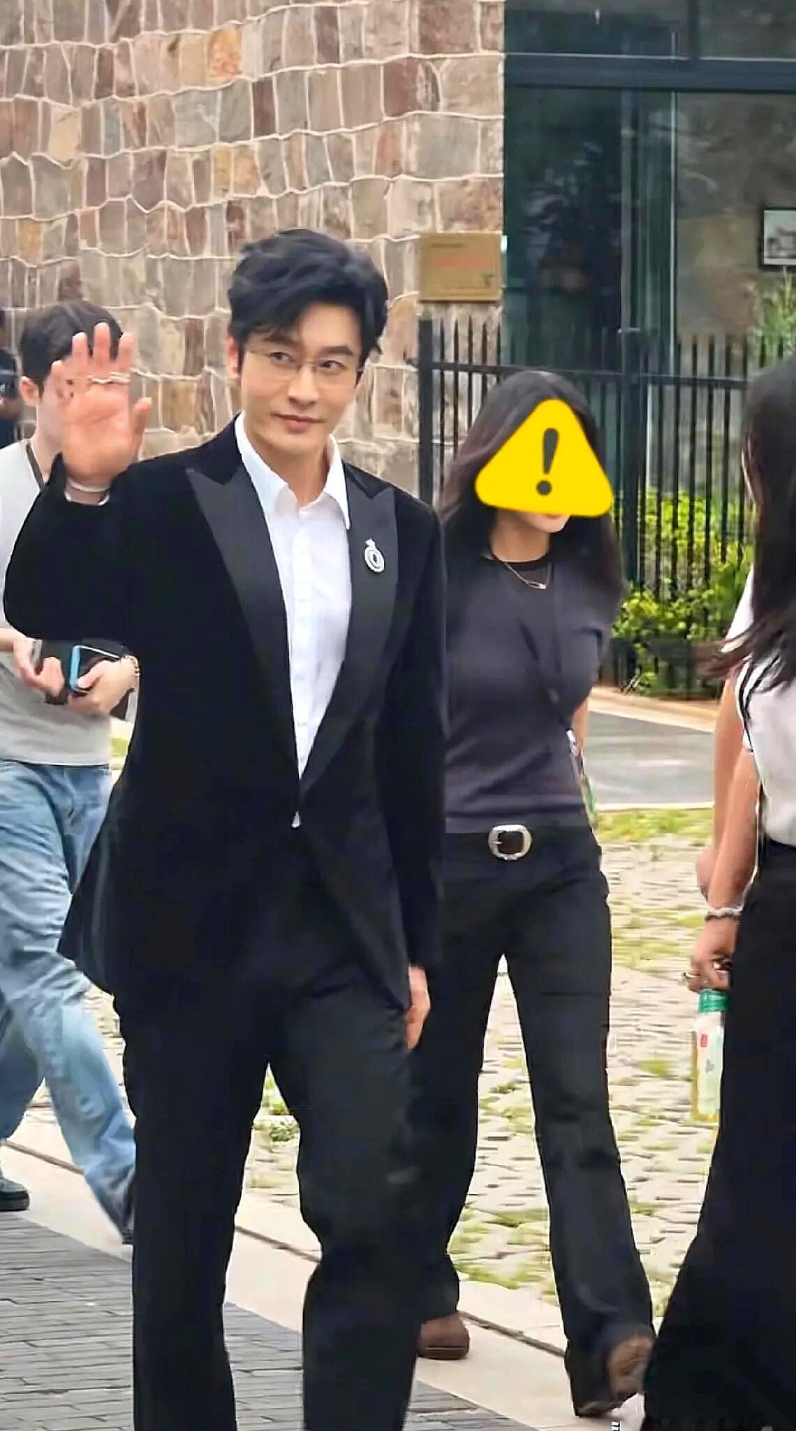黄晓明这状态，确实有点离谱。46岁的人，镜头里却像刚过四十，脸部线条还挺利落，