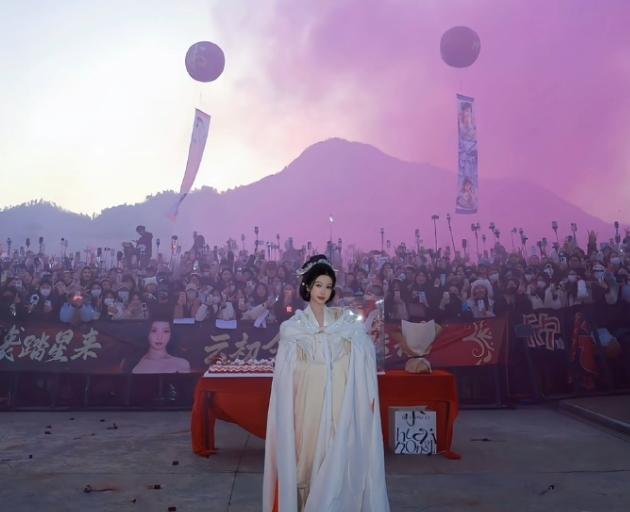 开机应援其实挺下头的以前明星开机，杀青应援都是粉丝为了见到艺人自发去的，基本上