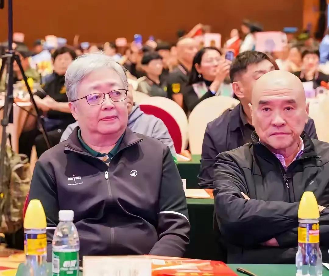 在年初举行的四野后代联谊会上，发生了这样感人的一幕，当照片中的这两位老人现身会场