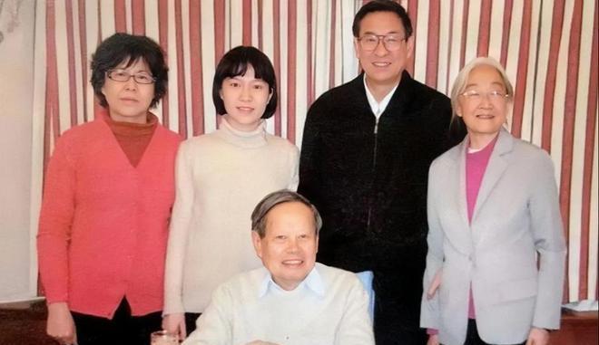 2021年冬，杨振宁和夫人翁帆在北京家中举行了小型家庭聚会，转眼间两人结婚已经1