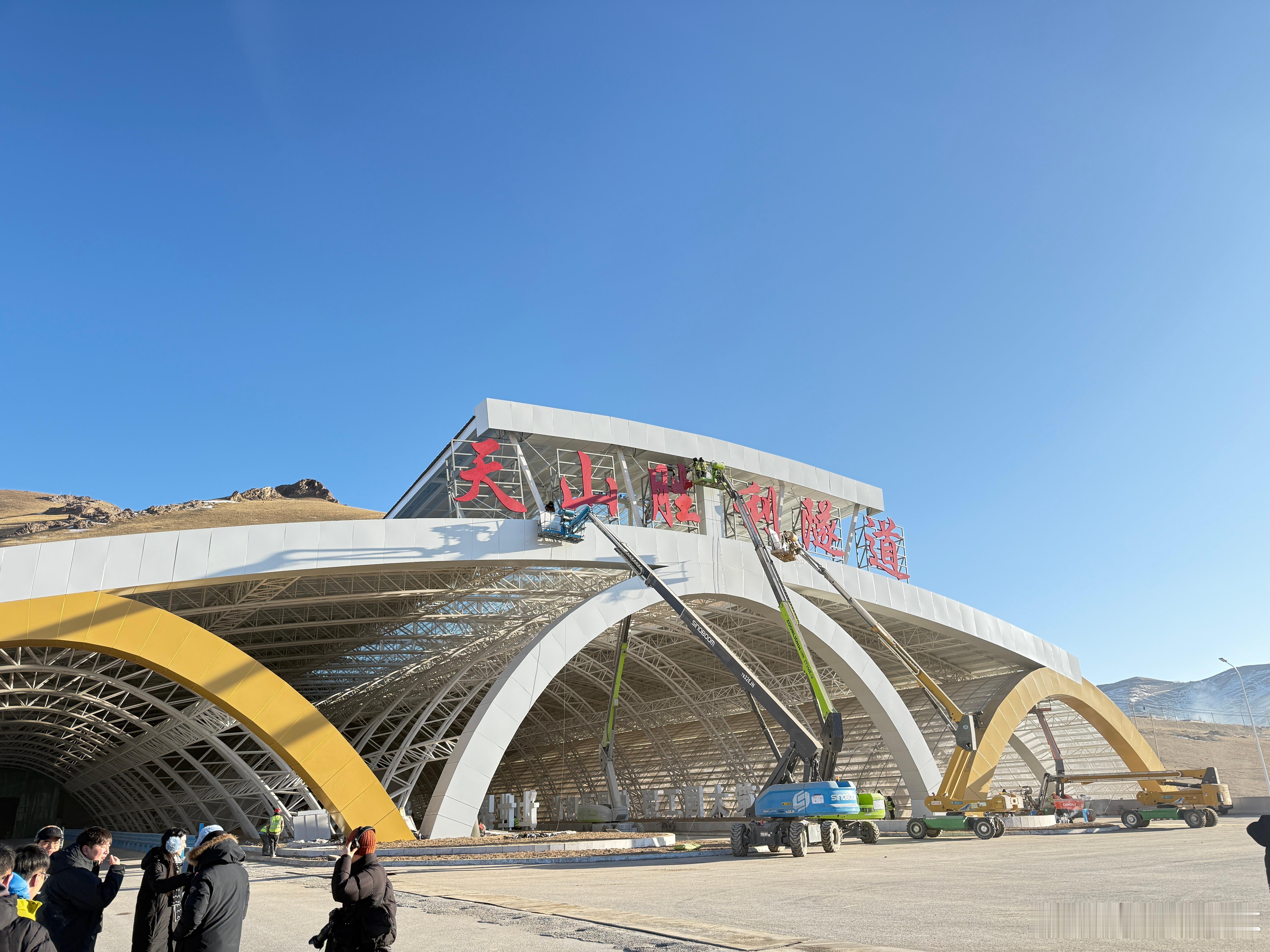 第一次去祖国的新疆，用了20多分钟驾驶极氪001先行车从北疆穿越天山到达南疆，再