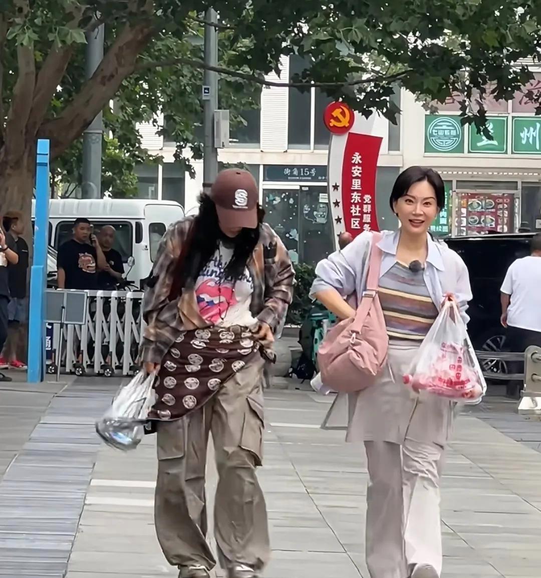 陈数和那英买菜大街上被偶遇，那英的打扮，被网友调侃：“像逃难”，三层叠穿的衬衫加