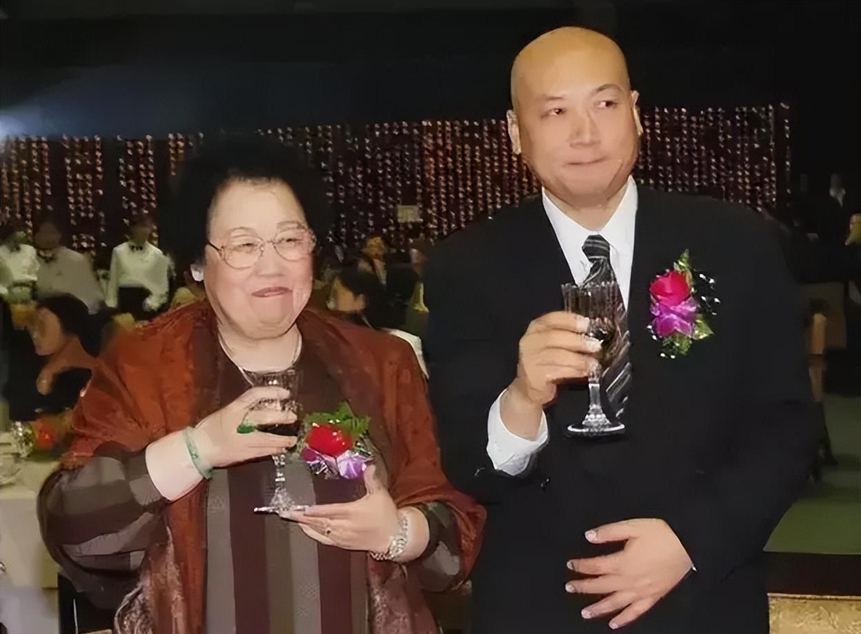 有一次，陈丽华告诉迟重瑞：“小瑞，我要谈一笔3个亿的生意，破例带你长长见识，但你