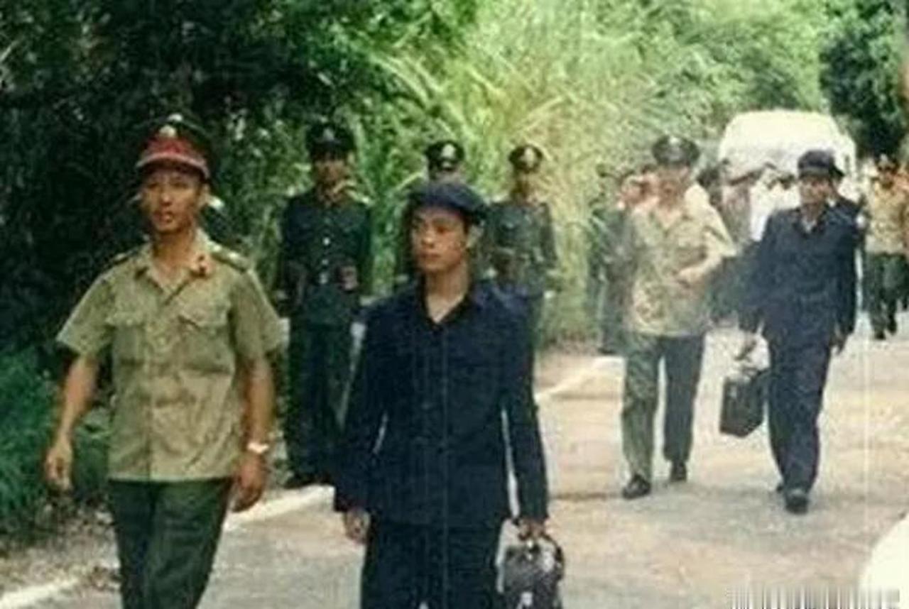 1979年6月20日，最后一批中越战俘交换现场，一名年轻的越军俘虏慢慢走向边境，