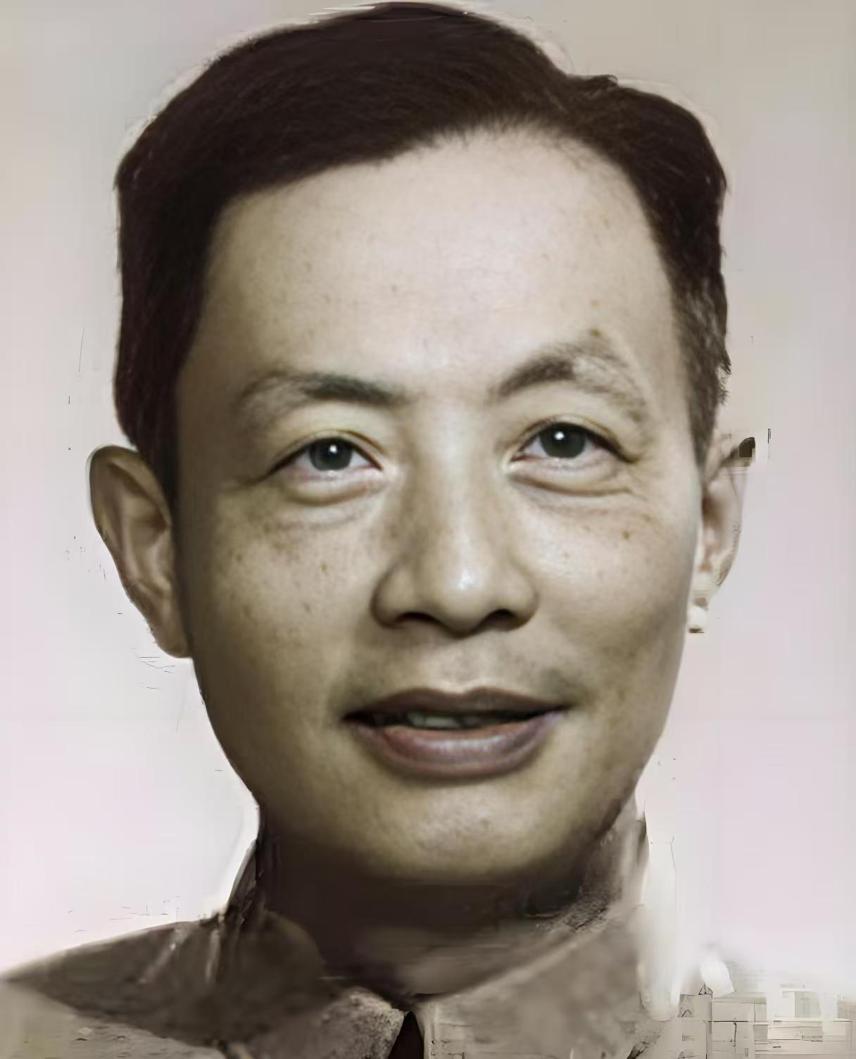 他接替万里任安徽省委第一书记，后任国家经委主任；曾在浙江工作，35岁任杭州市委副