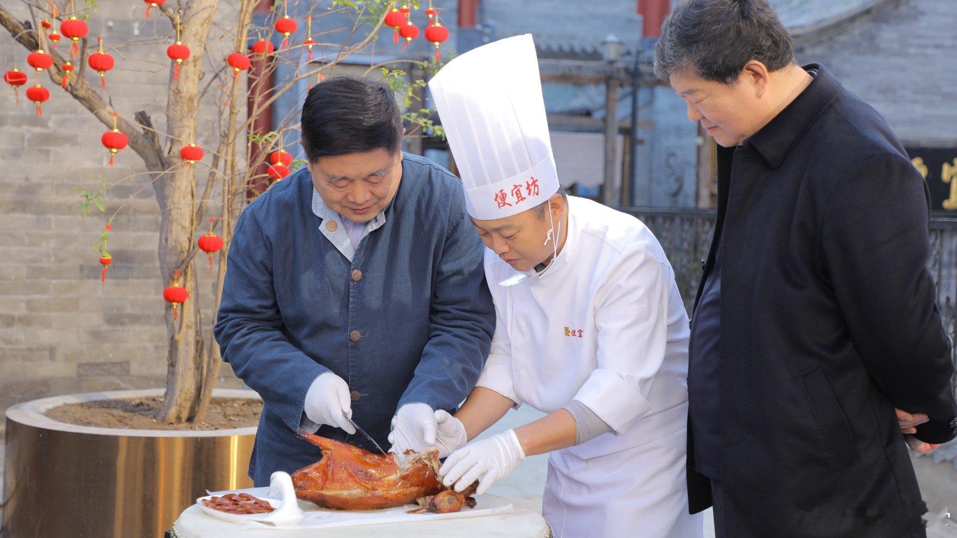 探秘北京烤鸭两大流派老单品东城挂炉明火焦香，焖炉暗火鲜嫩，两大烤鸭流派同台出彩