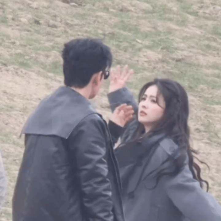 白鹿来这个综艺，扇了王鹤棣，范丞丞，黄晓明，刘耀文，背了于洋，被王鹤棣背。叼了狗