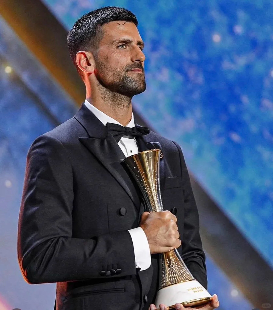 [正装德约科维奇|首届环球体育奖]虽然不是正装控，但每次看德约科维奇穿